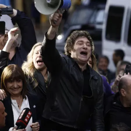 Javier Milei enfrentó protestas y clima hostil durante su paso por Santiago del Estero