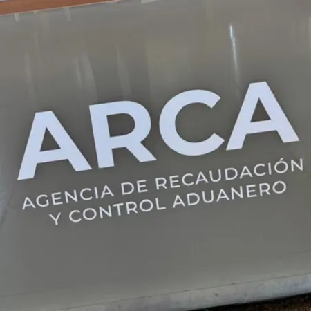Trabajadores hacen fila por un bono de $300.000 para llegar a fin de mes