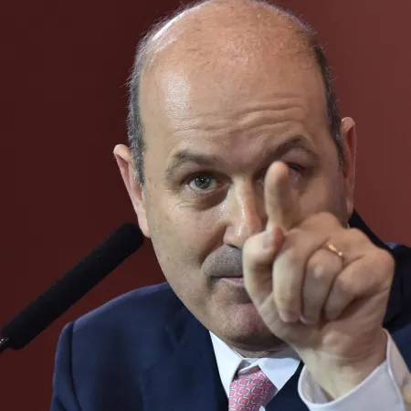 Insultos y restricciones de prensa marcaron la visita de Sturzenegger al cierre de campaña libertario