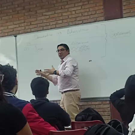Funcionario de Milei desafió el paro universitario y dio clases en la UBA
