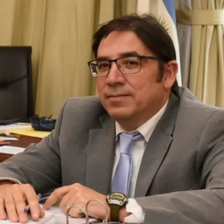 El subsecretario Alejandro Ciro Álvarez cobró de universidades públicas mientras decía estar de licencia