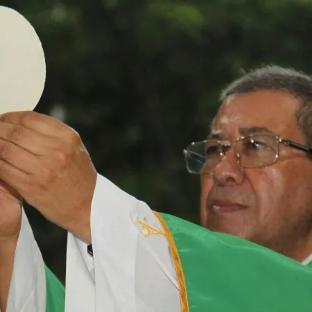 Infarto y cirugía: el drama del obispo Javier Román Arias