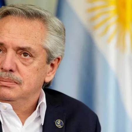 Alberto Fernández desmiente versiones y atacó por "fake news" a Clarín
