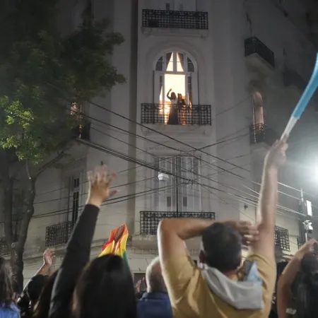 Cristina Kirchner salió al balcón y bailó frente a militantes enojados tras la derrota electoral