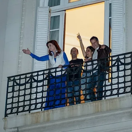 Mengolini, Navarro y Tognetti, sorprendidos por el polémico baile de Cristina
