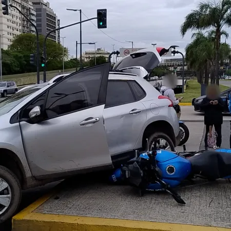 Persecución y choque en Monserrat: tres jóvenes chilenos fueron reducidos tras chocar a policías