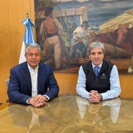 Foto de Caputo y Figueroa, gobernador de Neuquén derrotado por LLA: ¿de qué hablaron?