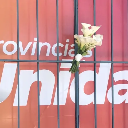 El ramo de luto en la sede de Randazzo y Provincias Unidas tras el fracaso electoral