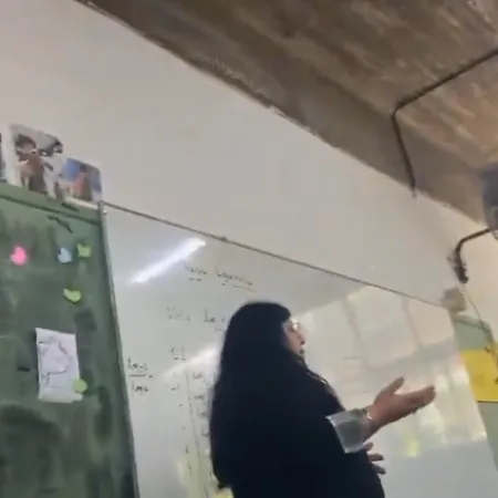 Denuncian "adoctrinamiento" en una escuela contra Milei por jornadas laborales de 13 horas