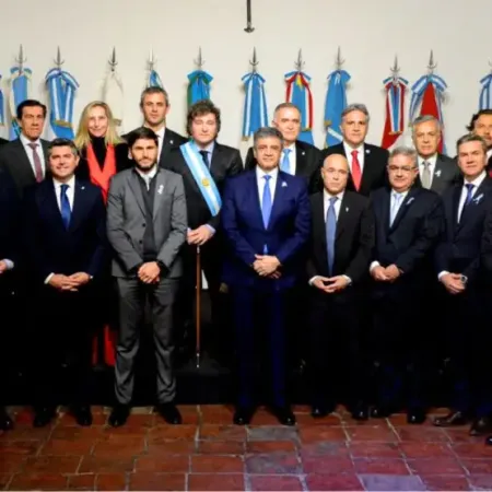 Milei convocó a gobernadores para iniciar el debate por las reformas laboral y tributaria