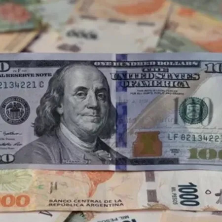 El dólar blue abre hoy por debajo del oficial