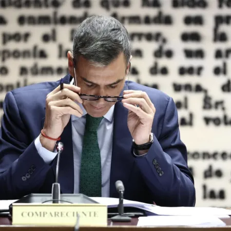 Las gafas de Pedro Sánchez y la estrategia detrás de su nuevo look
