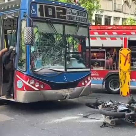 Zona de Tribunales: una moto y un colectivo chocaron en el cruce de Córdoba y Paraná