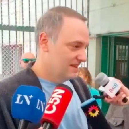 Tensión durante el voto de Manuel Adorni: Entre insultos, buscó llevar tranquilidad