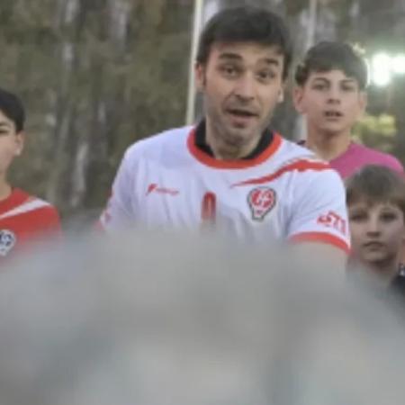 El gobernador de Chubut pateó un penal y dejó nocaut a un fotógrafo