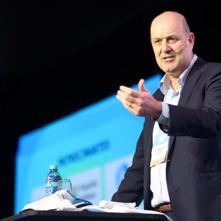 Sturzenegger critica a empresarios por no aprovechar libertad en contratos laborales