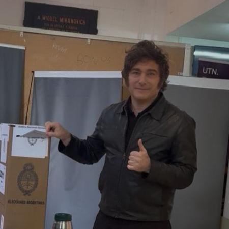 Javier Milei votó en la UTN de Almagro y saludó a sus seguidores