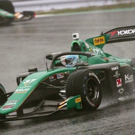 Más argentino no se puede: Sacha Fenestraz ganó en Japón y pidió el himno nacional en el podio