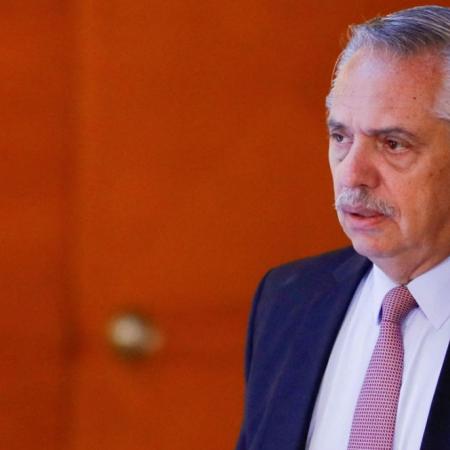 Alberto Fernández votó y golpeó con el puño la puerta