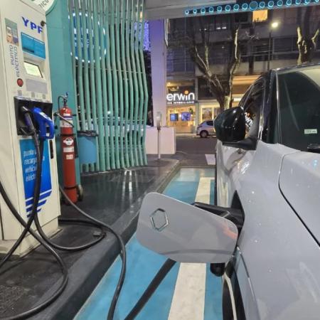 La Ciudad instalará 400 nuevos puestos de carga para autos eléctricos en la vía pública