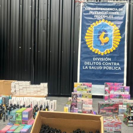 La PFA incautó miles de cigarrillos electrónicos ilegales en un operativo en Once