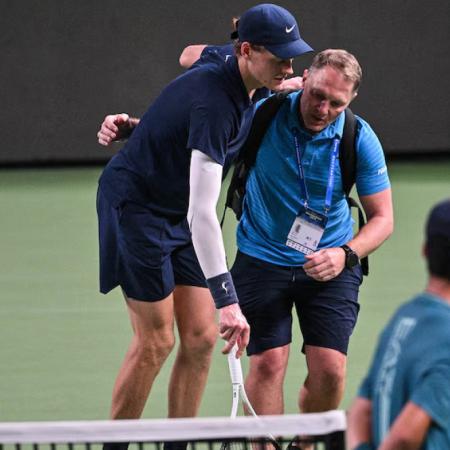Sinner se retiró en Shanghái y le dejó el camino libre a Novak Djokovic