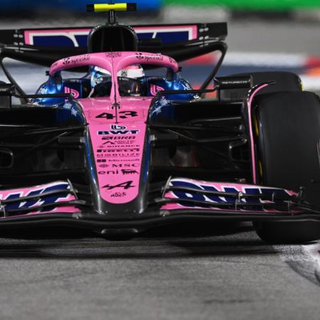 Russell ganó en Singapur y Colapinto fue 16° con una estrategia arriesgada