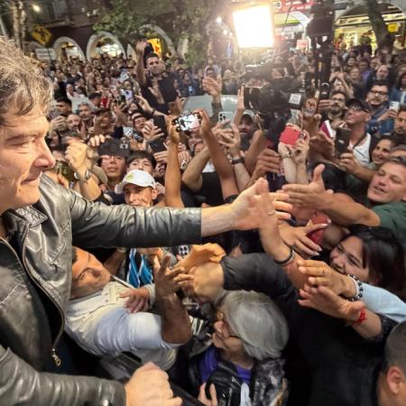 Milei apuesta a Ezeiza y Rosario para dar el último golpe electoral