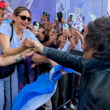 Milei se repliega en Santa Fe tras masiva protesta