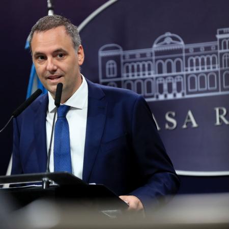 Manuel Adorni, del atril de Casa Rosada al poder: el vocero que se volvió jefe de Gabinete