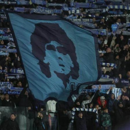 Nápoles volvió a rendir homenaje a Maradona en la previa de la Champions