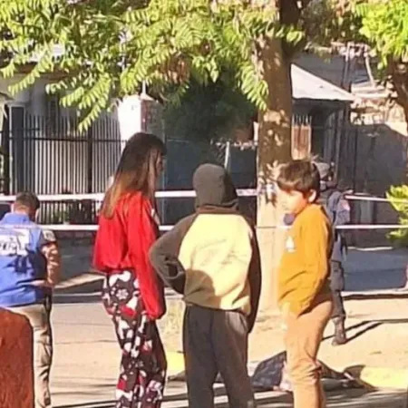 Apuñalaron a un hombre en la calle tras una pelea en Neuquén y detuvieron al principal sospechoso