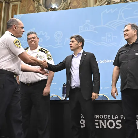 Kicillof renovó la cúpula policial y hubo dardos a Milei