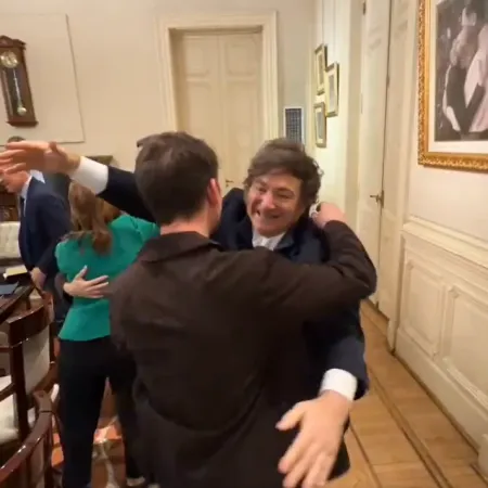 Eterno abrazo con Santiago Caputo y saltos con Petri: el efusivo ingreso de Milei