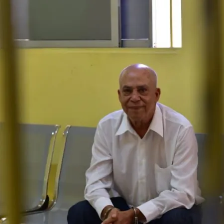 ¿Cómo un abogado condenado por estafa sigue siendo el héroe de muchos?