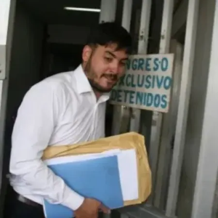 Detienen a un colaborador de la defensa de Emerenciano Sena por amenazar a un perito en el juicio