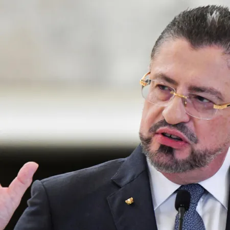 Conflicto en Costa Rica: Chaves desafía al TSE antes de las elecciones claves