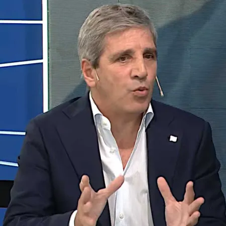 Caputo: "Me siento cómodo con cualquier precio del dólar que esté dentro de la banda”