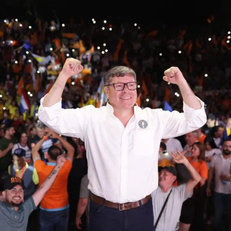 ¿Daniel Mujica puede romper con el dominio del Partido Colorado en Paraguay?