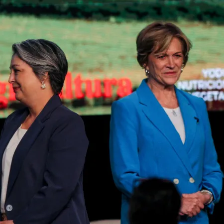 Evelyn Matthei vs. Jeannette Jara: el dilema del futuro chileno entre dos mujeres