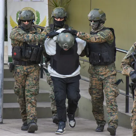 En medio de un fuerte operativo de seguridad, trasladaron a Buenos Aires a uno de los narcos más buscados