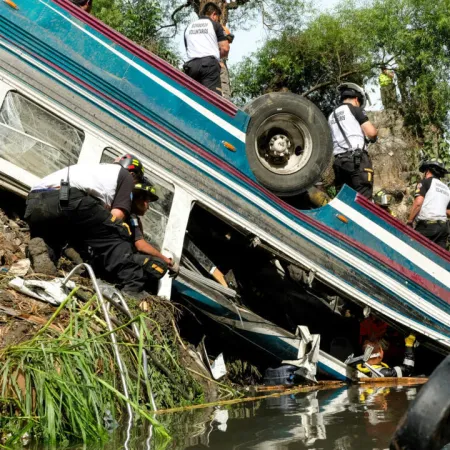 Las vías del terror en Guatemala y Perú: dos tragedias en rutas críticas que exigen atención urgente