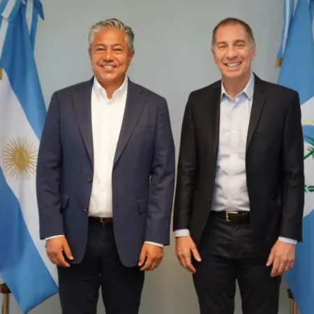 Diego Santilli fue recibido por Rolando Figueroa, en Neuquén