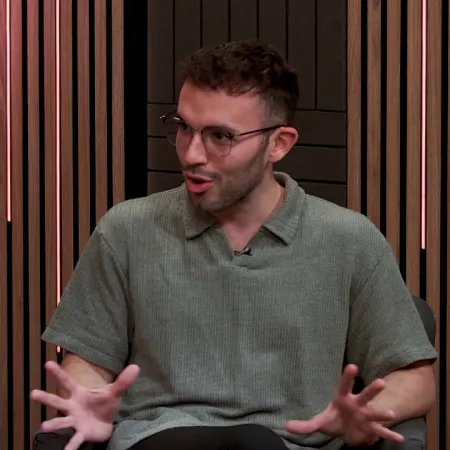 Patricio Roca y el lenguaje secreto del cuerpo que conquista el escenario