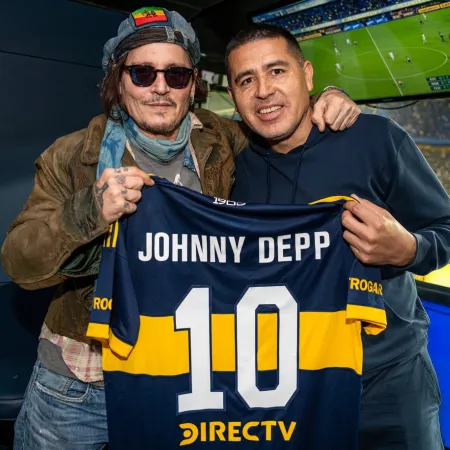 Cómo fue el encuentro entre Johnny Depp y Riquelme en la Bombonera