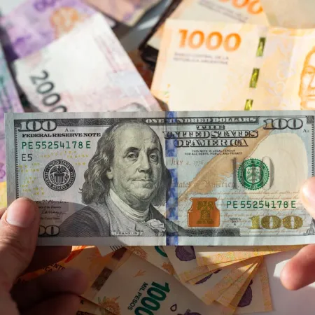 El dólar perfora el piso de los $1.400 por primera vez en el mes