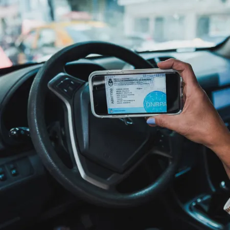 Modernización en Mendoza: nuevos formatos para licencias de conducir y seguros