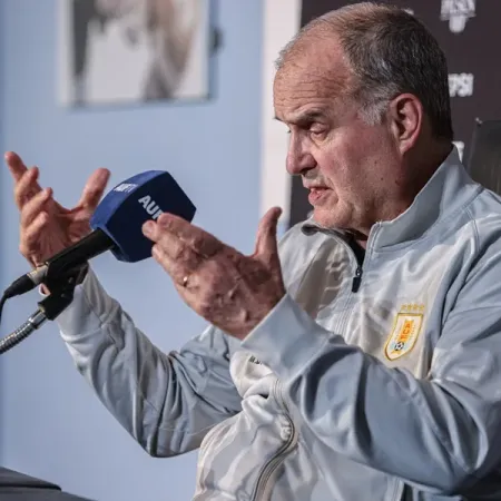 A pesar de las dudas, Marcelo Bielsa continúa en Uruguay y dirigirá en el Mundial