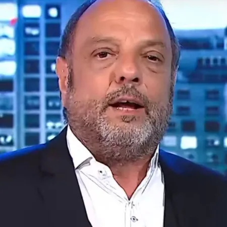 Baby Etchecopar volvió a cruzar a Milei por sus viajes a Estados Unidos