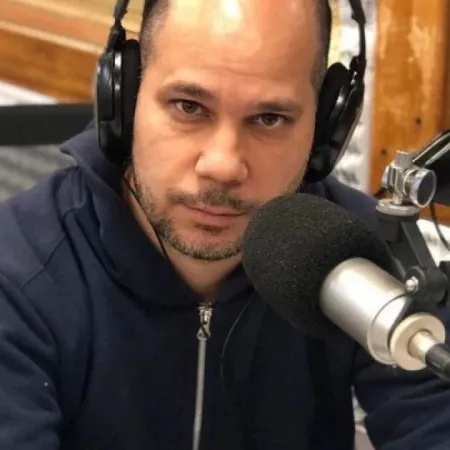 Luis Gasulla, fuerte contra Roberto Navarro